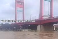 1765105552222-muatan-batu-bata-dari-tongkang-menabrak-badan-jembatan-ampera-1765095009594_169