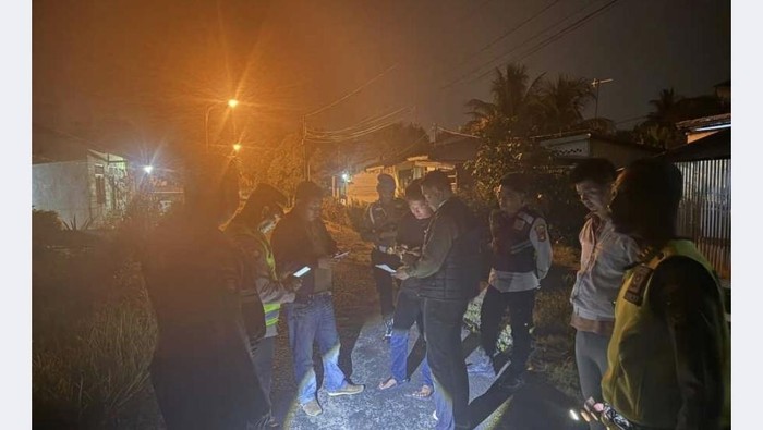 1765105552762-petugas-kepolisian-melakukan-olah-tkp-dan-memintai-keterangan-saksi-saksi-1765093243660_169