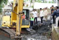 1765127128465-bpbd-bengkulu-mengantisipasi-bencana-yang-bisa-terjadi-di-wilayah-itu-dengan-membersihkan-saluran-air-1765099767555_169