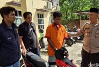 1765127131549-tampang-pelaku-saat-berhasil-diamankan-di-polsek-ilir-barat-ii-1765098375141_169