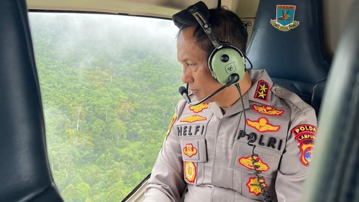 1765127132641-kapolda-lampung-irjen-helfi-assegaf-saat-memantau-aktivitas-pembalakan-di-hutan-pesisir-barat-1765097957108_169