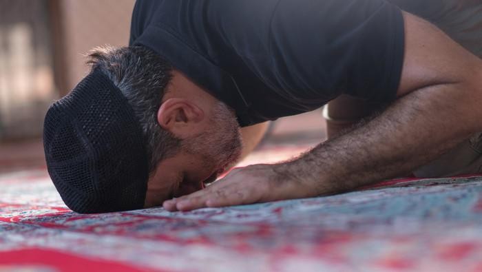 1765170345115-ilustrasi-salat_169