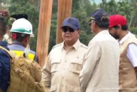 1765170353573-presiden-prabowo-subianto-meninjau-jembatan-di-teupin-mane-kecamatan-juli-bireuen-aceh-yang-putus-akibat-banjir-screenshot-liv-1765086114419_169