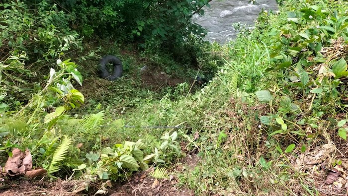 1765170355708-lokasi-mobil-masuk-jurang-di-perbatasa-merangin-kerinci-jambi-1765153460518_169