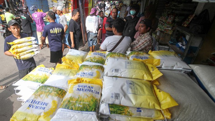 1765170356274-stabilkan-harga-beras-bulog-gandeng-pemrov-jatim-di-pasar-tradisional-2_169
