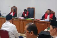 1765191937640-hakim-menolak-eksepsi-tim-penasihat-terdakwa-alex-noerdin-kasus-dugaan-korupsi-pasar-cinde-1765175360173_169