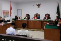 1765213544812-jaksa-gadungan-bobby-asia-dan-edwin-firdaus-menjalani-sidang-perdana-di-pengadilan-tipikor-palembang-1765188562599_169