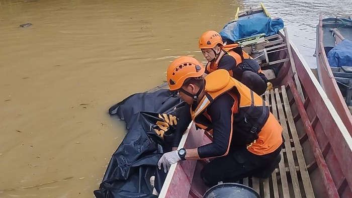 1765213546788-tim-sar-mengevakuasi-korban-kecelakaan-masuk-jurang-di-perbatasan-merangin-kerinci-jambi-1765187220901_169