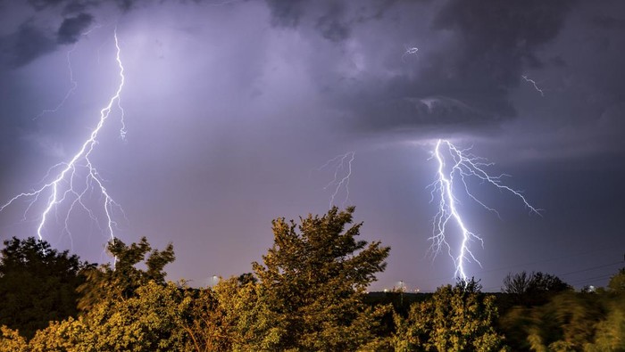 1765235066452-ilustrasi-petir_169