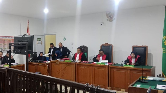 1765256749684-sidang-tuntutan-hendri-secara-virtual-dengan-hakim-ketua-zulkifli-dan-jpu-kejari-palembang-sigit-subiantoro-1765208083758_169