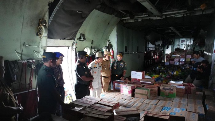 1765256752987-bantuan-dari-sumsel-diberangkatkan-dengan-pesawat-hercules-1765207654785_169