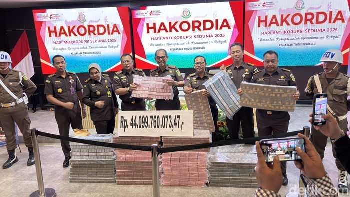 1765278341836-kejati-bengkulu-merilis-uang-negara-yang-diselamatkan-dari-kasus-korupsi-1765266821511_169