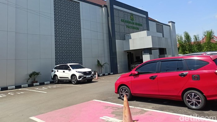 1765278342381-gedung-kejari-palembang_169