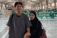 1765278347100-julia-prastini-dan-suami-korea-daehoon-umrah-2_169