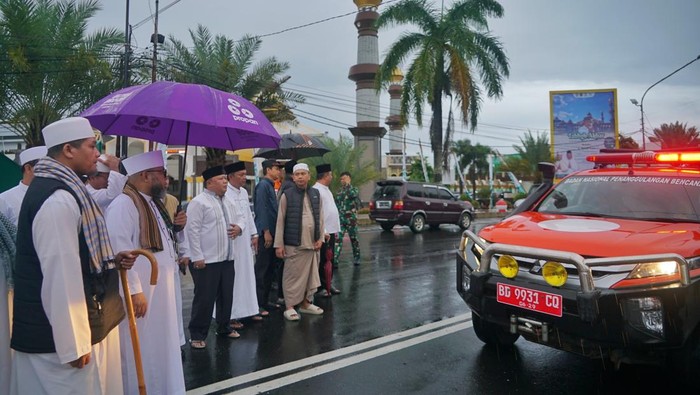 1765278347636-pemprov-bengkulu-melepas-bantuan-kemanusiaan-untuk-korban-bencana-di-sumatera-1765259852059_169