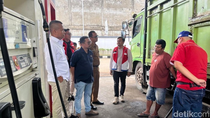 1765299928232-petugas-melakukan-pengecekan-penyaluran-dan-memastikan-stok-bbm-di-jambi-aman-di-spbu-bagan-pete-1765278458276_169