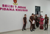 1765343139950-tersangka-wda-digiring-ke-mobil-tahanan-kejari-muara-enim-1765338892864_169