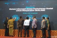 1765343140444-gubernur-sumsel-herman-deru-secara-resmi-mengesahkan-penggunaan-aplikasi-sialam-1765338550020_169