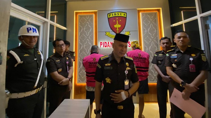 1765343140923-penetapan-tersangka-baru-korupsi-proyek-gerbang-di-rumah-dinas-bupati-lampung-timur-1765337540369_169