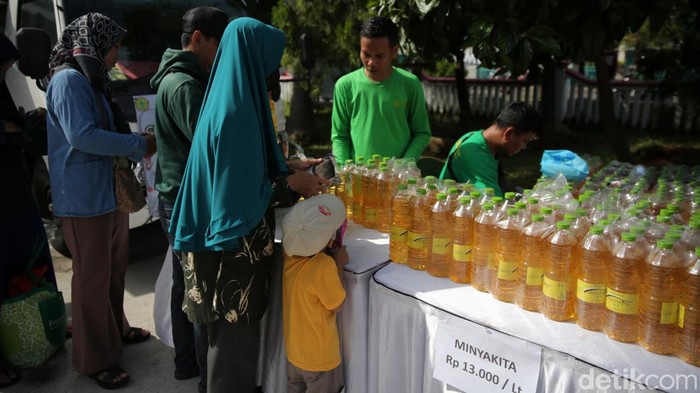 1765343164960-potret-warga-bekasi-antre-beras-dan-minyak-murah-5_169