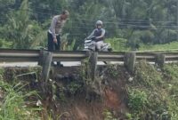 1765364745294-polisi-meninjau-tepian-jalintim-yang-tergerus-longsor-1765351787972_169
