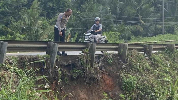 1765364745294-polisi-meninjau-tepian-jalintim-yang-tergerus-longsor-1765351787972_169