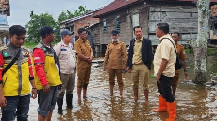 1765364747918-banjir-terjadi-di-wilayah-muara-padang-banyuasin-akibat-hujan-dan-air-sungai-pasang-1765343056623_169