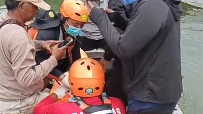 1765364748457-tim-saat-menemukan-jasad-bocah-4-tahun-yang-tewas-tenggelam-1765287996425_169