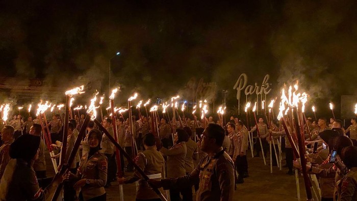 1765364748897-renungan-nilai-nilai-ksatria-bhayangkara-di-prosesi-sakral-di-apel-kasatwil-2025-1765339439517_169