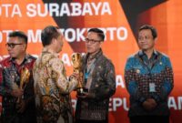 1765386323274-wali-kota-palembang-ratu-dewa-menerima-penghargaan-innovative-government-award-2025-1765364961244_169