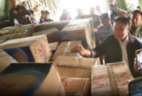 1765386325223-gubernur-sumsel-herman-deru-mengecek-bantuan-yang-akan-dikirim-ke-sumbar-1765359879115_169