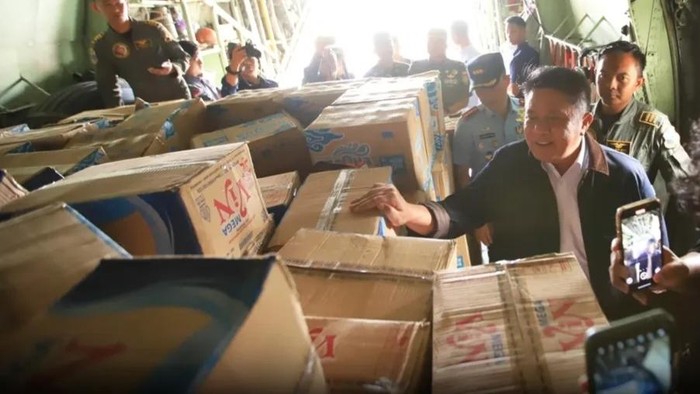 1765386325223-gubernur-sumsel-herman-deru-mengecek-bantuan-yang-akan-dikirim-ke-sumbar-1765359879115_169