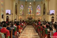 1765386329475-misa-natal-di-gereja-katolik-kelahiran-santa-perawan-maria-surabaya_169