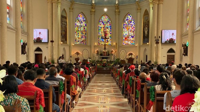 1765386329475-misa-natal-di-gereja-katolik-kelahiran-santa-perawan-maria-surabaya_169