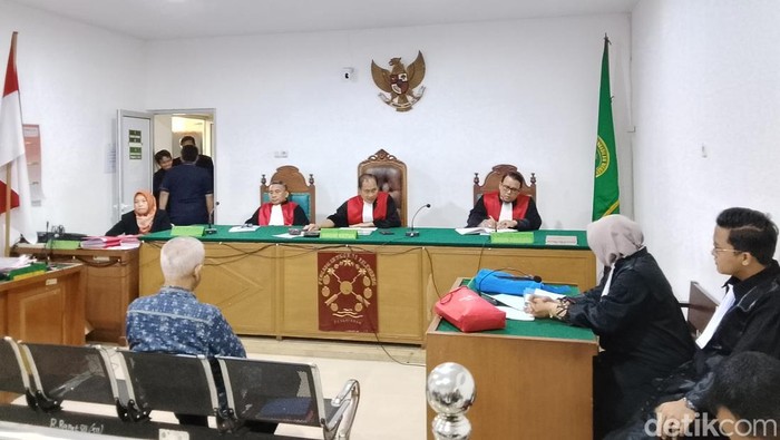 1765386332844-sidang-terdakwa-mantan-dirjen-perkeretaapian-kemenhub-prasetyo-boeditjahjono-ditunda-karena-terdakwa-sakit-1765363696133_169