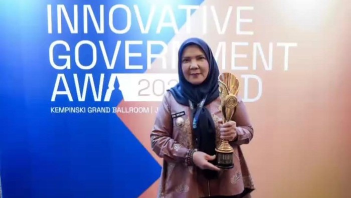 1765407889964-wali-kota-bandar-lampung-eva-dwiana-1765368661523_169