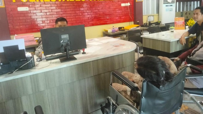 1765429574029-dahlia-43-korban-pengeroyokan-membuat-laporan-ke-polrestabes-palembang-1765379045904_169