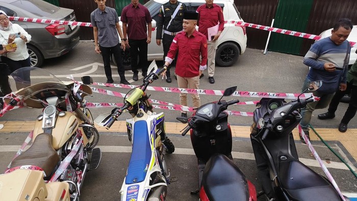 1765429581273-kejati-menyita-kendaraan-dari-rumah-eks-bupati-pesawaran-dendi-ramadhona-1765370165044_169