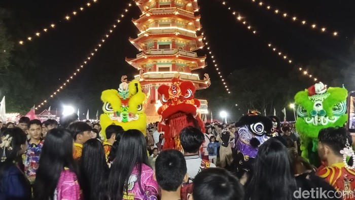 1765429583026-suasana-pulau-kemaro-di-malam-puncak-perayaan-cap-go-meh-senin-1022025_169