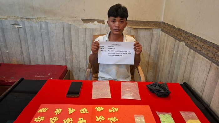 1765429584322-pengedar-ekstasi-di-kampung-legok-kota-jambi-ditangkap-polisi-1765356937516_169