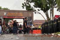 1765451142091-simulasi-penanganan-aksi-unjuk-rasa-unras-di-depan-mapolda-1765430215213_169