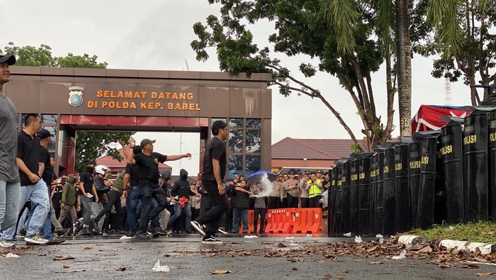 1765451142091-simulasi-penanganan-aksi-unjuk-rasa-unras-di-depan-mapolda-1765430215213_169