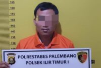 1765451144791-tampang-pelaku-saat-diamankan-oleh-anggota-polsek-ilir-timur-i-1765436349841_169