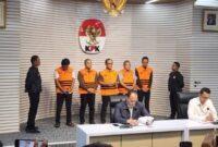 1765451145221-konferensi-pers-penetapan-tersangka-bupati-lampung-tengah-oleh-kpk-adrialdetikcom-1765439080628_169