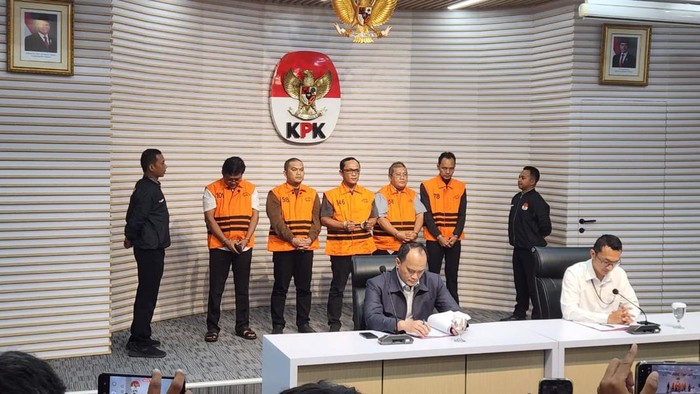 1765451145221-konferensi-pers-penetapan-tersangka-bupati-lampung-tengah-oleh-kpk-adrialdetikcom-1765439080628_169