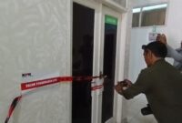 1765451145709-ruangan-dinas-kesehatan-lampung-tengah-disegel-kpk-1765437098400_169