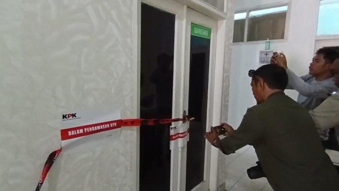 1765451145709-ruangan-dinas-kesehatan-lampung-tengah-disegel-kpk-1765437098400_169