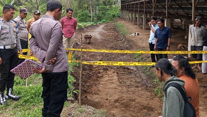 1765451146216-polisi-mendatangi-lokasi-penemuan-tiga-tengkorak-kepala-manusia-di-kepahiang-1765430370321_169