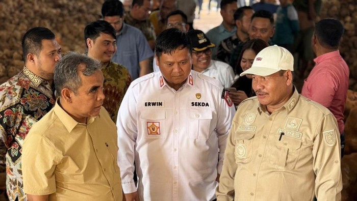 1765451147372-kunker-ketua-mpr-ri-ahmad-muzani-ke-banyuasin-didampingi-sekda-erwin-ibrahim-1765427104486_169