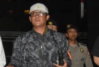 1765451148051-bupati-lampung-tengah-tersenyum-saat-digelandang-ke-kpk-usai-terjaring-ott-1765424981036_169